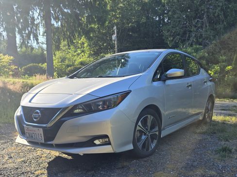 Used 2018 Nissan Leaf SV FWD image 1