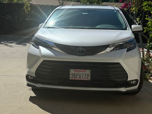 Used 2025 Toyota Sienna XLE w/ XLE Plus Package image 8