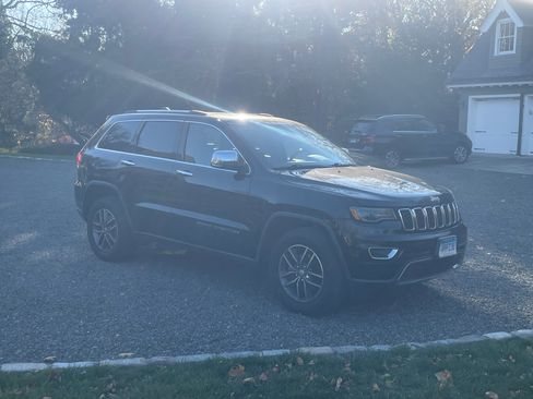 Used 2017 Jeep Grand Cherokee Limited w/ Luxury Group II image 2