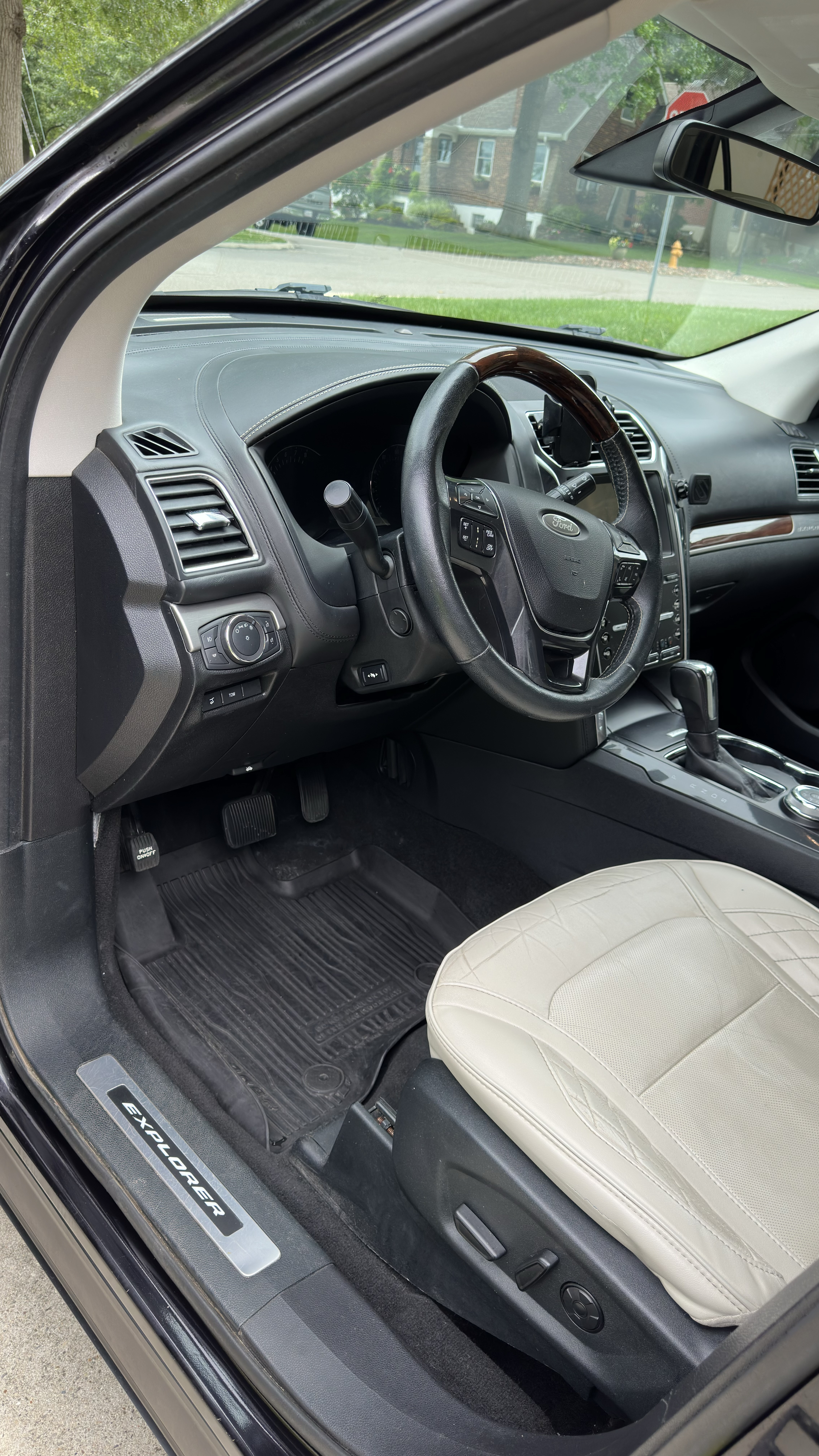 Used 2019 Ford Explorer Platinum AWD/4WD image 11