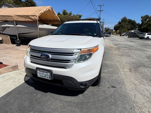 Used 2015 Ford Explorer XLT w/ Equipment Group 202A FWD image 2