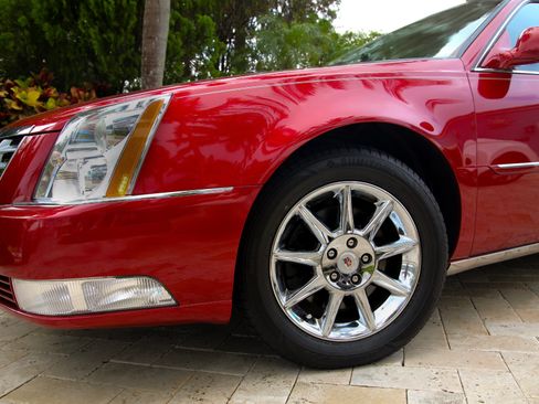 Used 2011 Cadillac DTS Luxury image 2