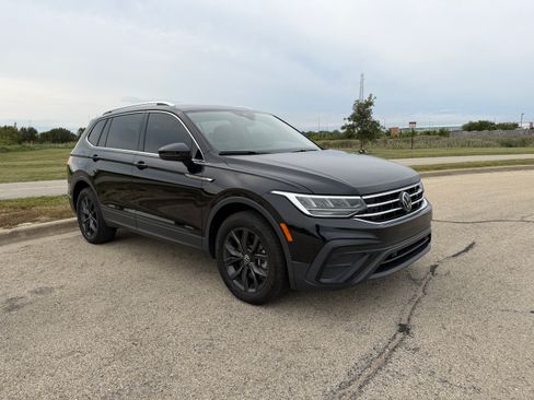 Used 2024 Volkswagen Tiguan SE w/ Panoramic Sunroof Package AWD/4WD image 9