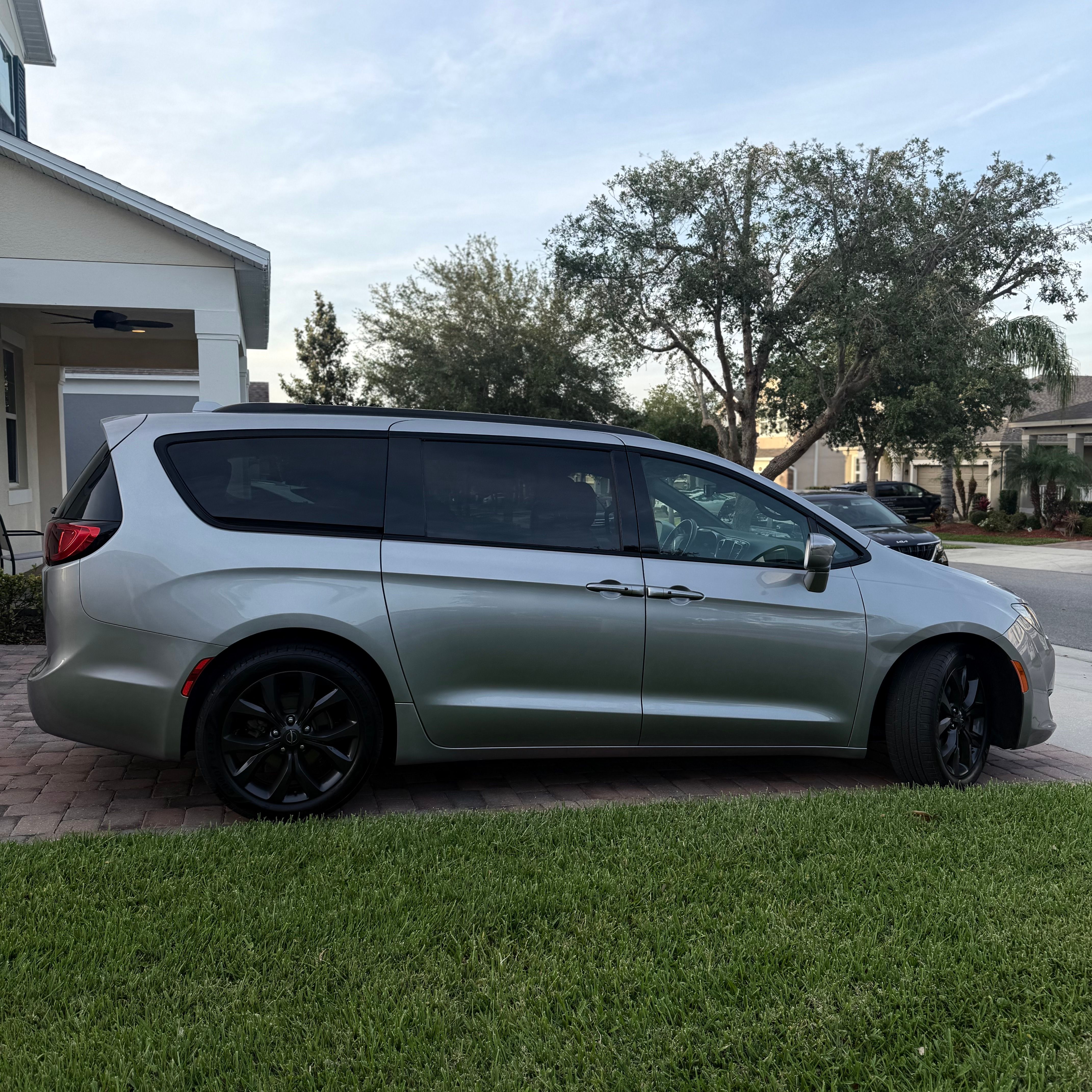 Used 2019 Chrysler Pacifica Touring-L w/ S Appearance Package FWD image 4