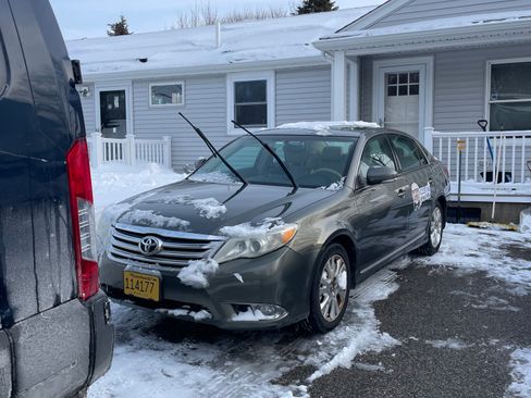 Used 2012 Toyota Avalon Limited image 16