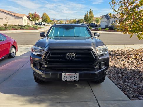 Used 2020 Toyota Tacoma SR image 11