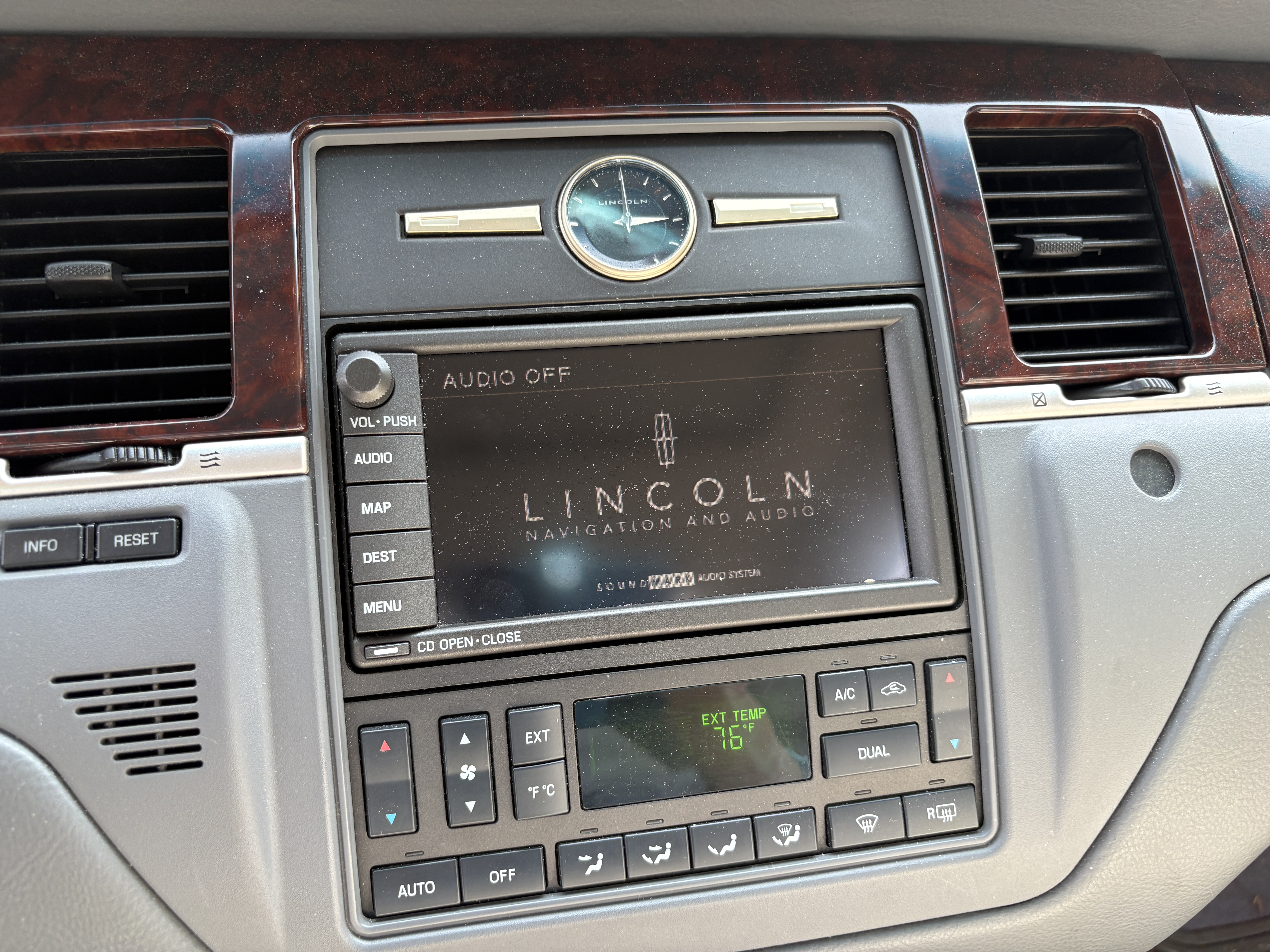 Used 2006 Lincoln Town Car Signature Limited RWD image 9