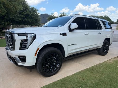 Used 2025 GMC Yukon XL Denali w/ Sun & Power Step Package AWD/4WD image 1