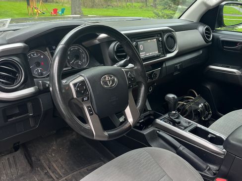 Used 2016 Toyota Tacoma SR5 w/ SR5 Appearance Package (SN) AWD/4WD image 12