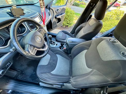 Used 2017 Jeep Cherokee Sport image 12