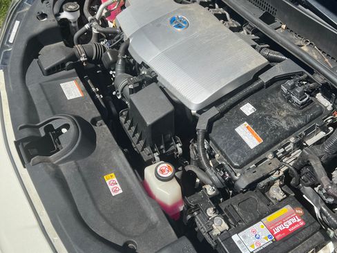 Used 2019 Toyota Prius L Eco w/ Carpet Mat Package image 11