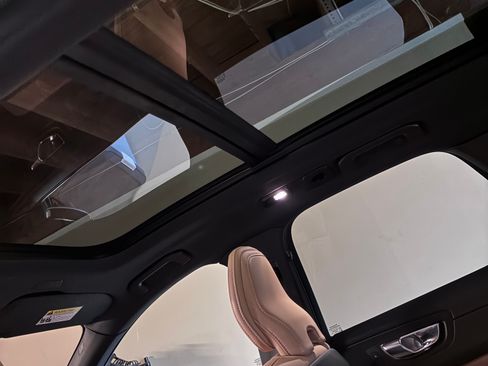 Used 2022 Volvo XC60 B5 Inscription w/ Advanced Package image 5