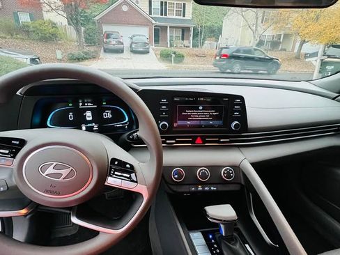 Used 2025 Hyundai Elantra SE image 14