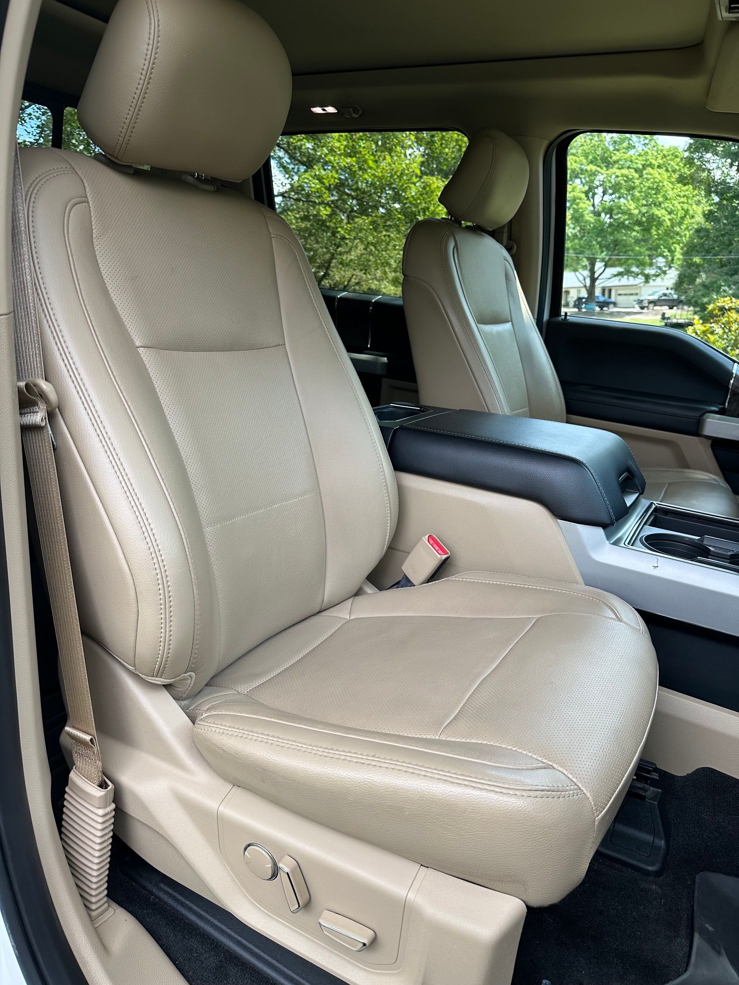 Used 2017 Ford F250 Lariat w/ Lariat Ultimate Package AWD/4WD image 26