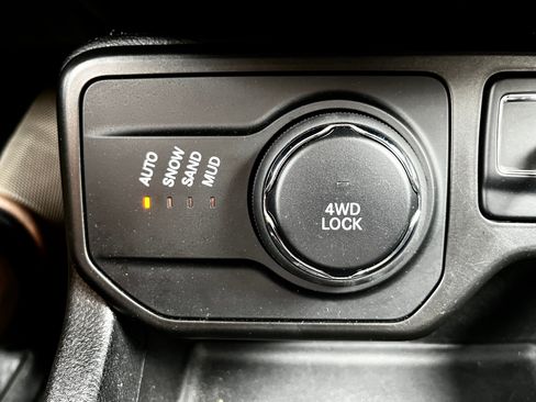 Used 2019 Jeep Renegade Latitude w/ Cold Weather Group AWD/4WD image 16