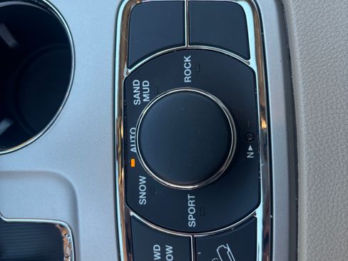 Used 2012 Jeep Grand Cherokee Limited w/ Luxury Group II image 16