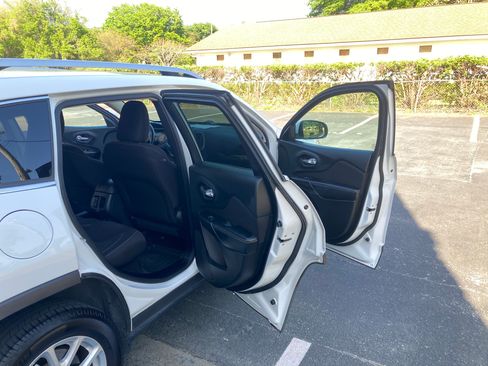 Used 2016 Jeep Cherokee Latitude w/ Comfort/Convenience Group image 12