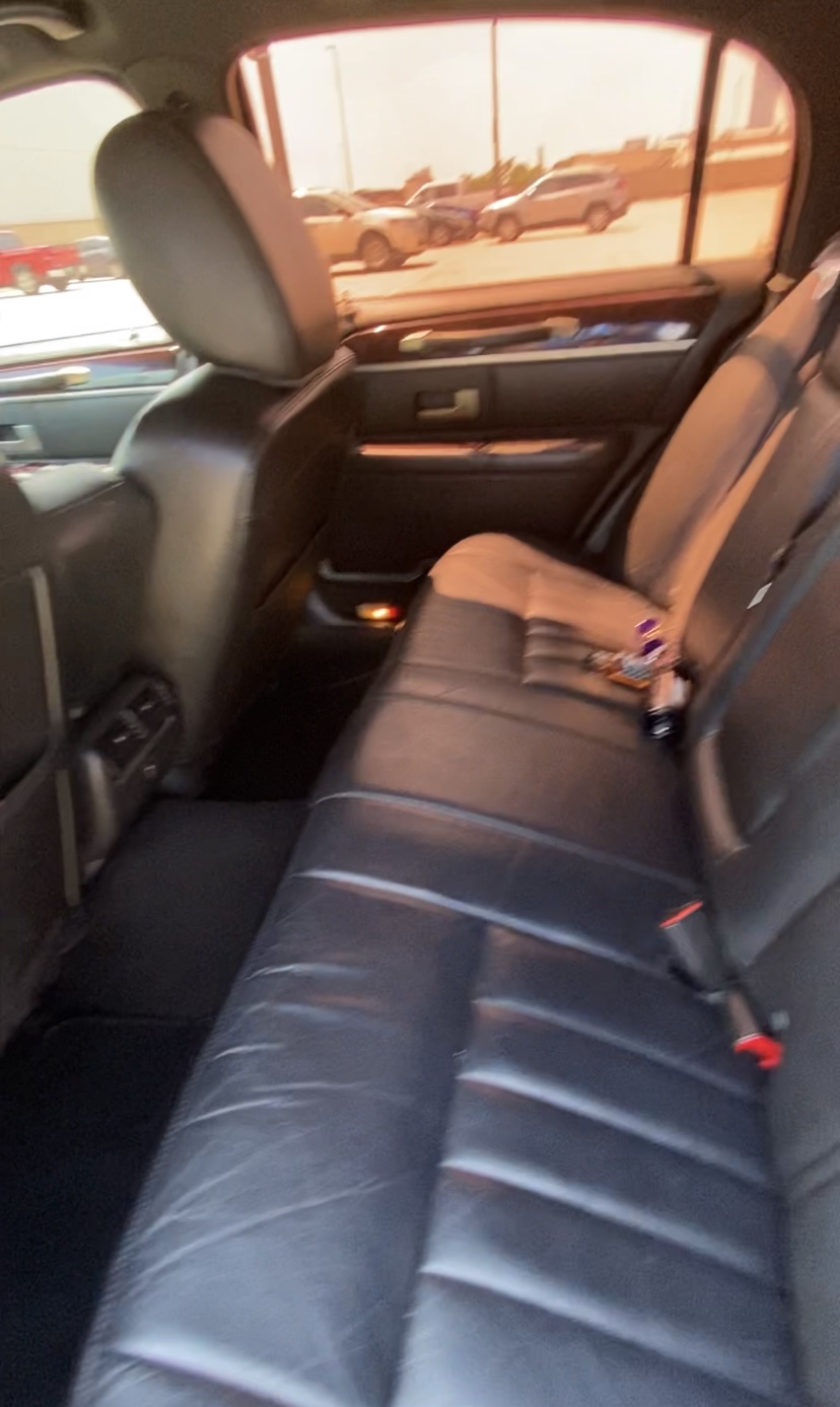 Used 2011 Lincoln Town Car Signature Limited RWD image 9