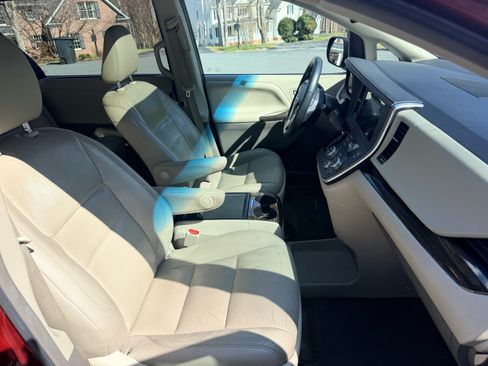 Used 2015 Toyota Sienna XLE Premium image 9
