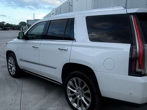 Used 2019 Cadillac Escalade Premium Luxury RWD image 5