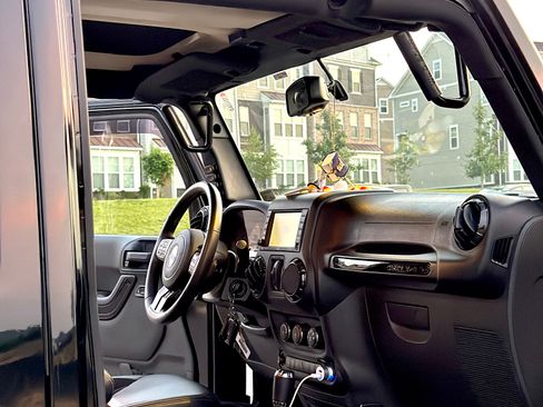 Used 2016 Jeep Wrangler Unlimited Sahara image 12