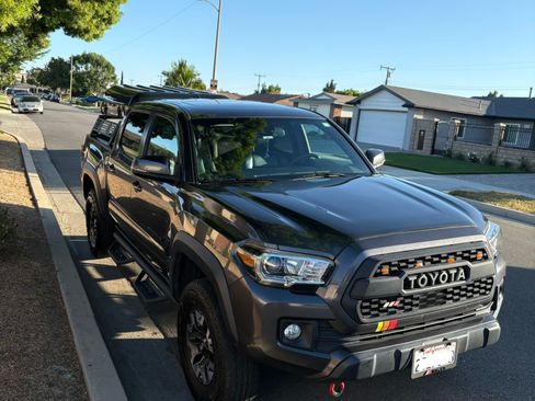 Used 2019 Toyota Tacoma TRD Off-Road AWD/4WD image 4