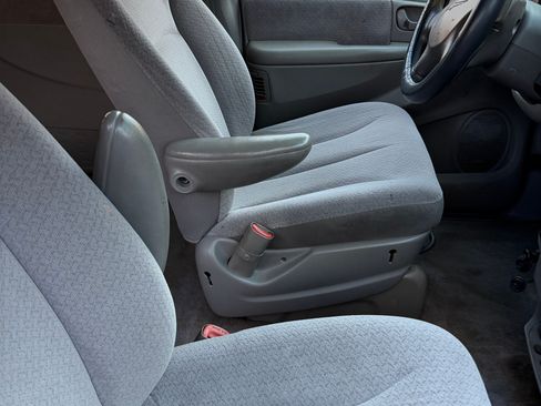 Used 2001 Chrysler Town & Country LX image 6