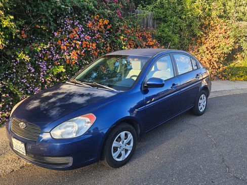 Used 2010 Hyundai Accent GLS image 1