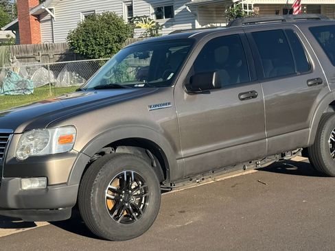 Used 2006 Ford Explorer XLT AWD/4WD image 2