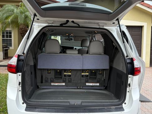 Used 2016 Toyota Sienna LE image 4