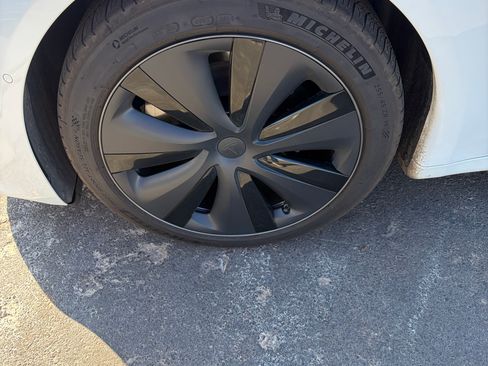 Used 2022 Tesla Model S Standard Range image 9