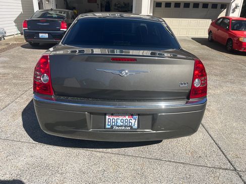 Used 2010 Chrysler 300 Limited RWD image 10
