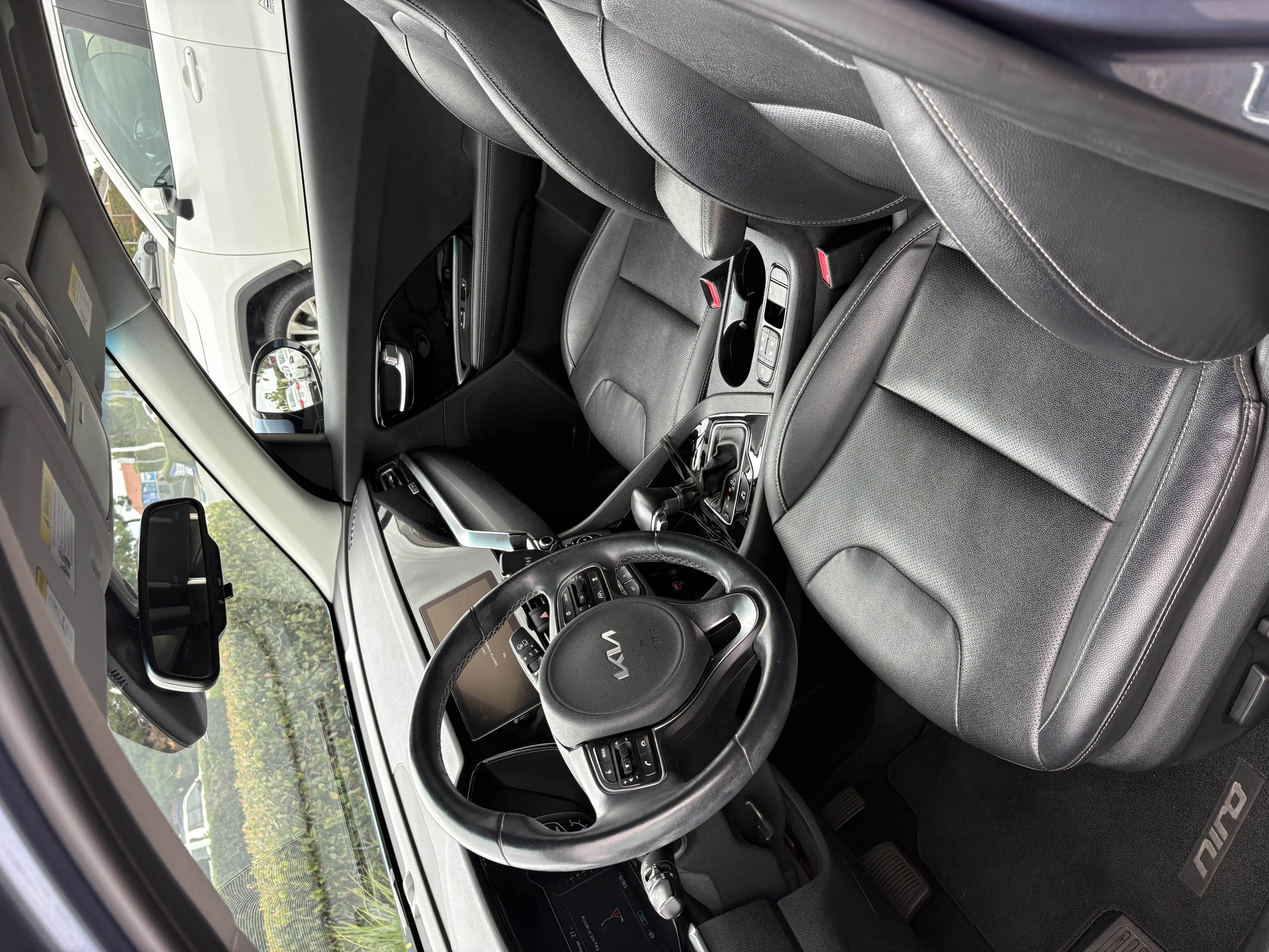 Used 2022 Kia Niro EX Premium FWD image 4