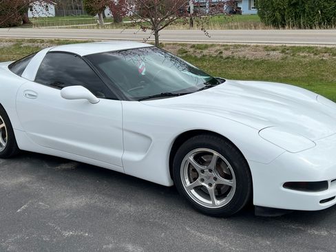 Used 1998 Chevrolet Corvette Coupe image 1