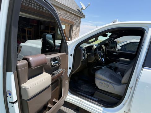 Used 2022 GMC Sierra 2500 SLT w/ SLT Preferred Package AWD/4WD image 2