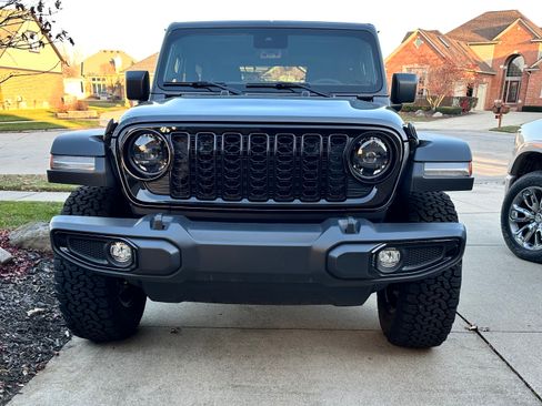 Used 2024 Jeep Wrangler Sport image 4