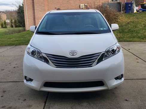 Used 2011 Toyota Sienna XLE image 2