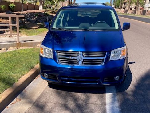 Used 2010 Dodge Grand Caravan SXT image 4