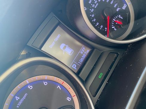 Used 2015 Hyundai Santa Fe GLS image 2