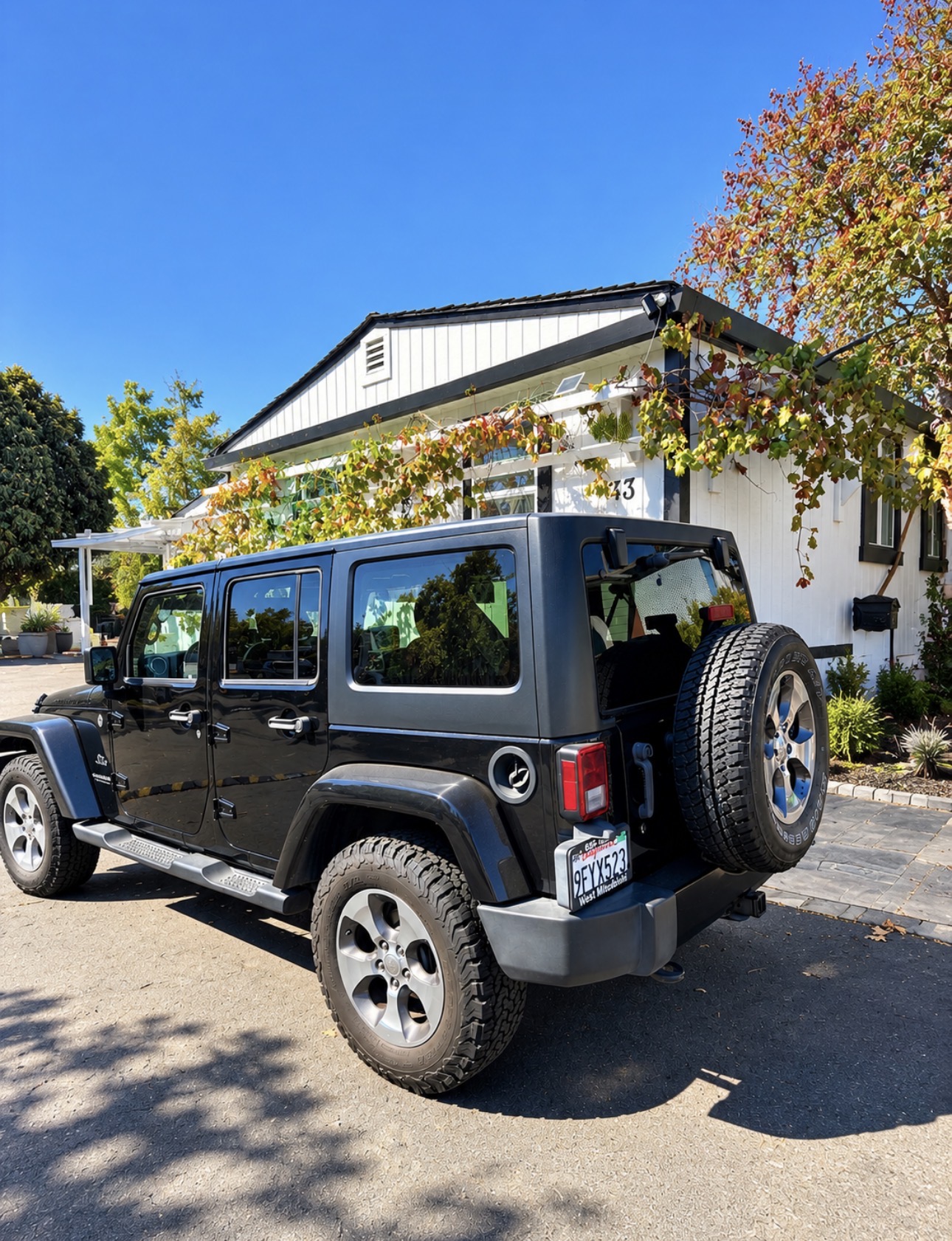 Used 2017 Jeep Wrangler Unlimited Sahara w/ Connectivity Group AWD/4WD image 9