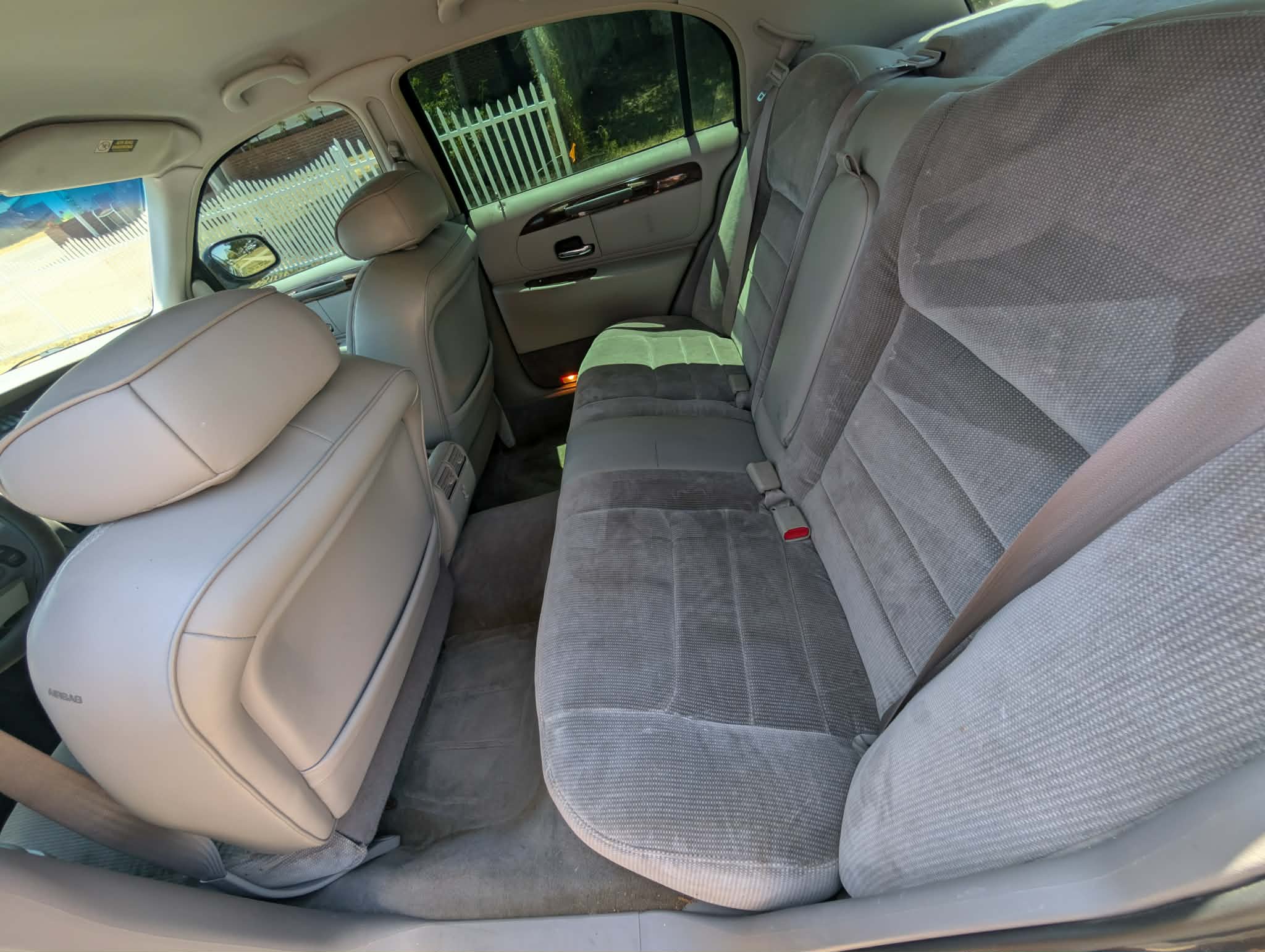 Used 2000 Lincoln Town Car Executive RWD image 11