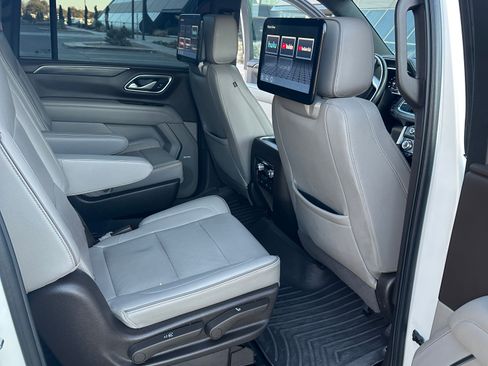 Used 2022 GMC Yukon XL SLT w/ SLT Luxury Package image 10