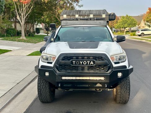 Used 2017 Toyota Tacoma TRD Off-Road image 2