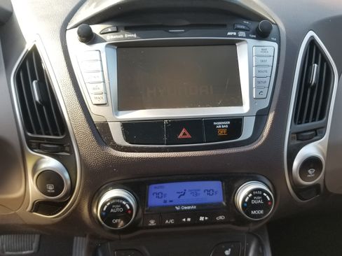Used 2011 Hyundai Tucson Limited w/ Premium Pkg 3 FWD image 16