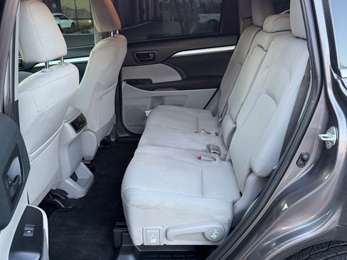 Used 2019 Toyota Highlander LE w/ Carpet Mat Package (TMS) FWD image 9