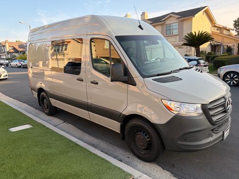 Used 2021 Mercedes-Benz Sprinter 2500 image 2