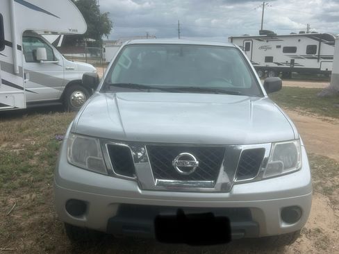 Used 2019 Nissan Frontier SV image 2