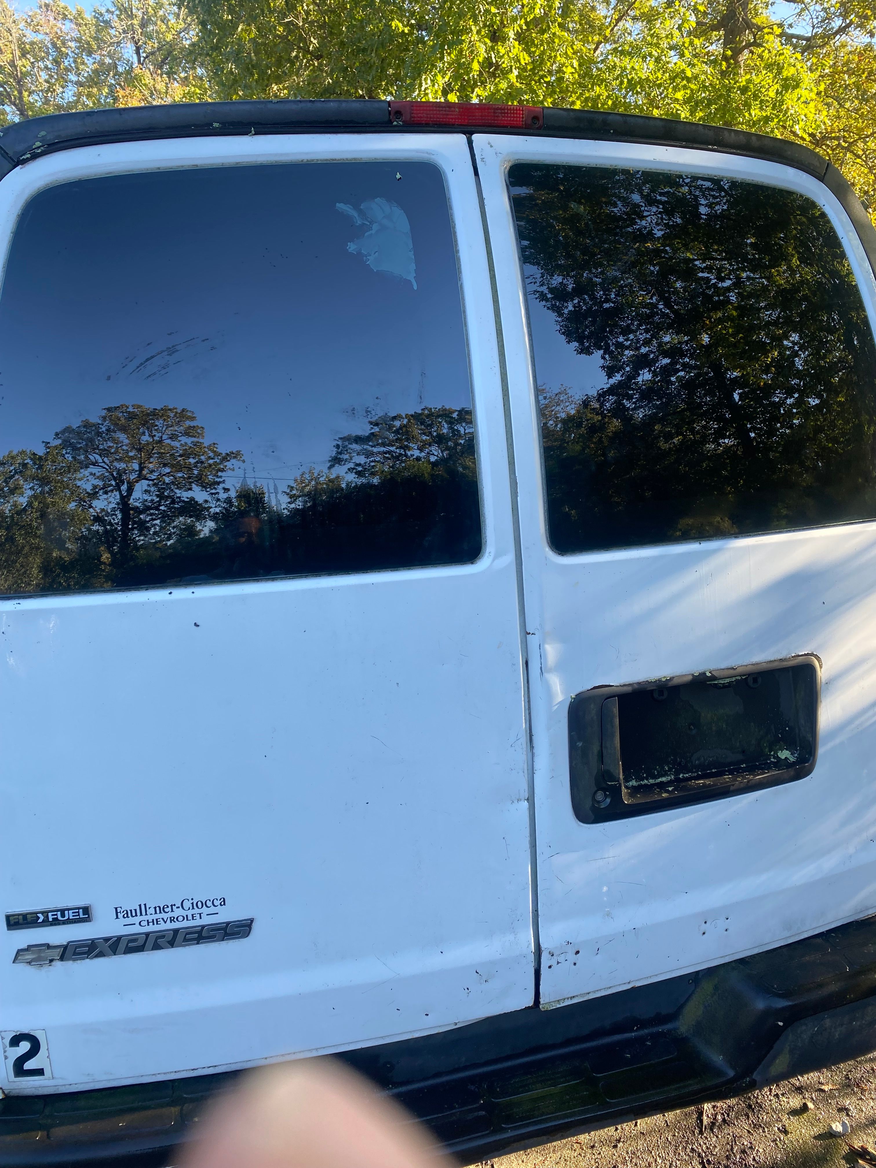 Used 2010 Chevrolet Express 2500 RWD image 2