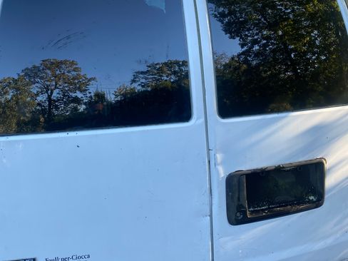 Used 2010 Chevrolet Express 2500 RWD image 2