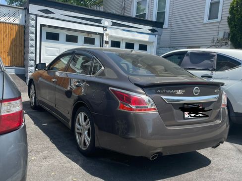 Used 2013 Nissan Altima 3.5 SL w/ Technology Pkg FWD image 5